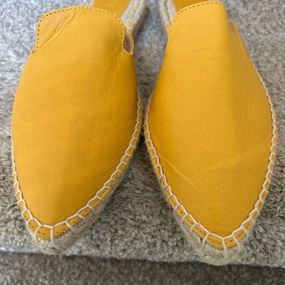 NWOT Lisa B yellow leather pointed toe mule espadrille. Coastal. Classic. Beach - Picture 10 of 10